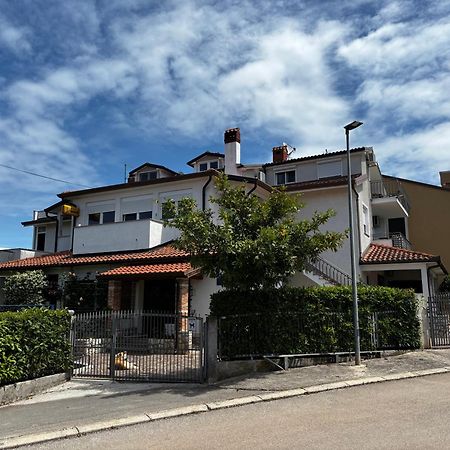 Apartmani Rozi Умаг Экстерьер фото